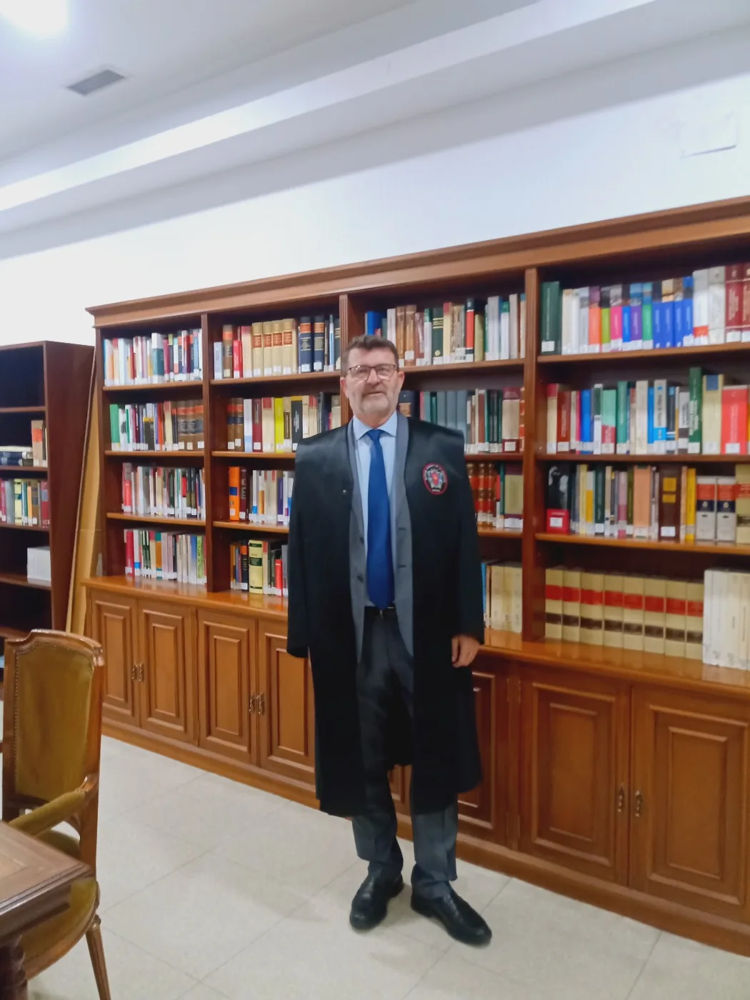 Antonio Chaves en una biblioteca jurídica